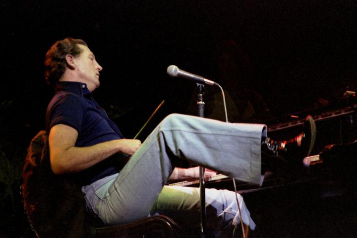 Jerry Lee Lewis, al piano en uno de sus habituales 'shows' con los pies, en 1979