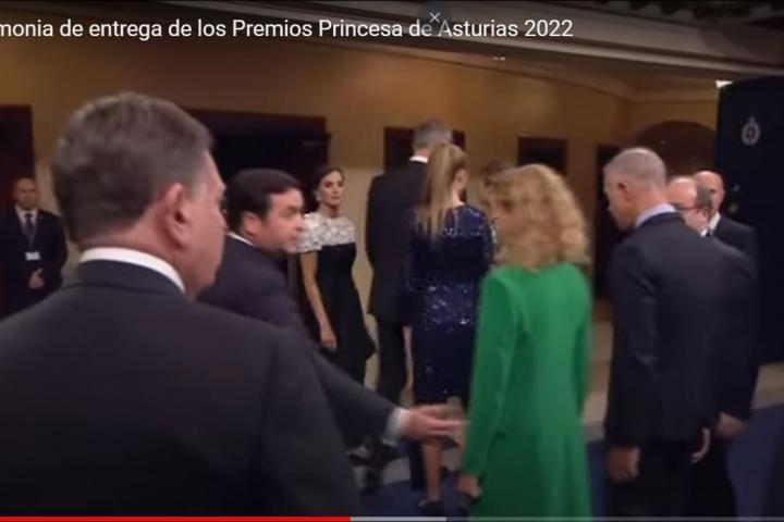 La reina Letizia, justo antes de entrar en el Teatro Campoamor.