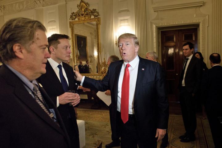 Trump saluda a Musk en presencia de su exasesor Steve Bannon en un acto en 2017
