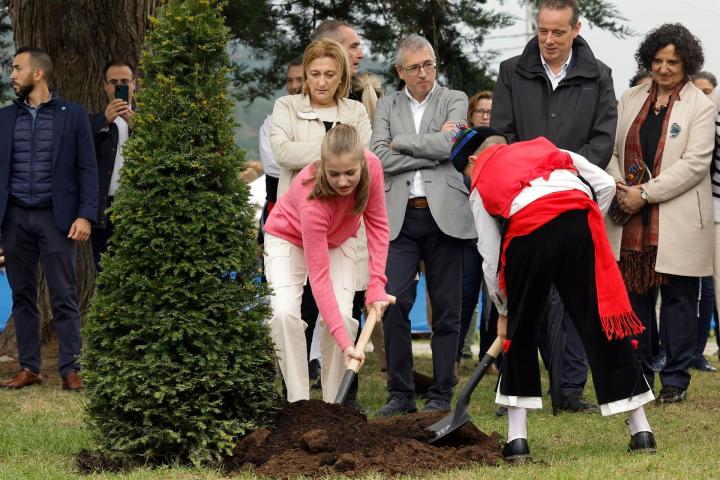 La princesa de Asturias Leonor planta un tejo durante la visita de la familia real a la parroquia de Cadavedo, en el municipio de Valdés, tras ganar el premio al pueblo ejemplar de Asturias, este sábado.