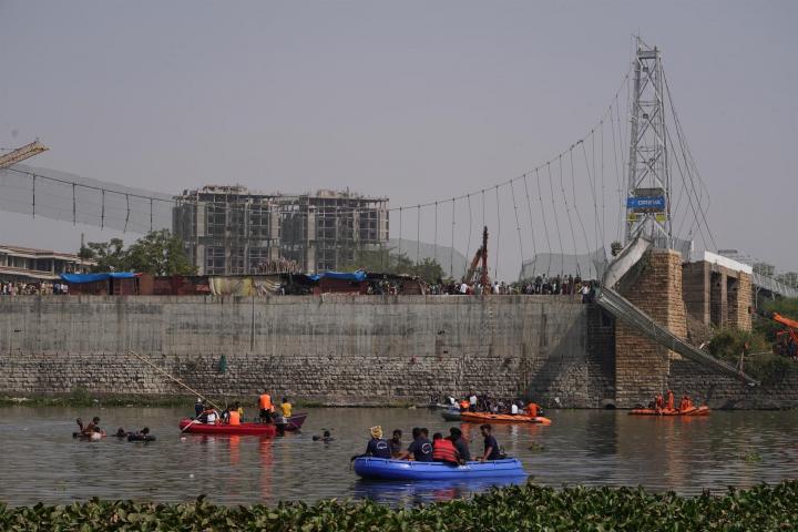 El puente colgante que se derrumbó el domingo en Morbi, en el estado de Gurajat, en India.