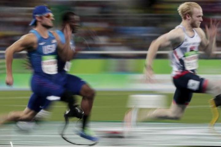 RIO DE JANEIRO, BRAZIL - SEPTEMBER 09: Jonnie Peacock of Great Britain leads the Men's 100m T44 Final on day 2 of the Rio 2016 Paralympic Games at the Olympic Stadium on September 9, 2016 in Rio de Janeiro, Brazil. (Photo by Alexandre Loureiro/G...