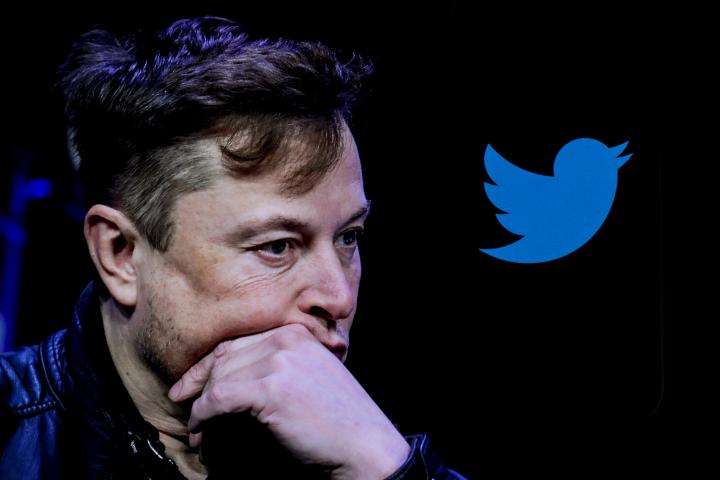 El multimillonario Elon Musk, con el logo de Twitter al fondo.