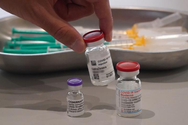 Personal sanitario sostiene un vial de AstraZeneca, en una foto de archivo