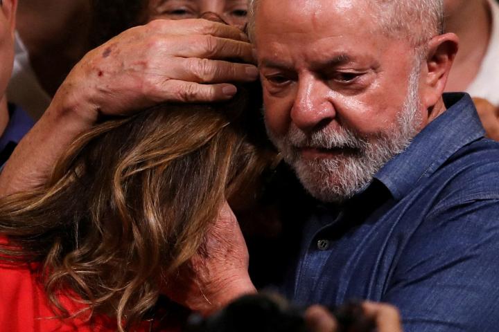 Lula abraza a su mujer tras conocer su victoria en las presidenciales de Brasil.