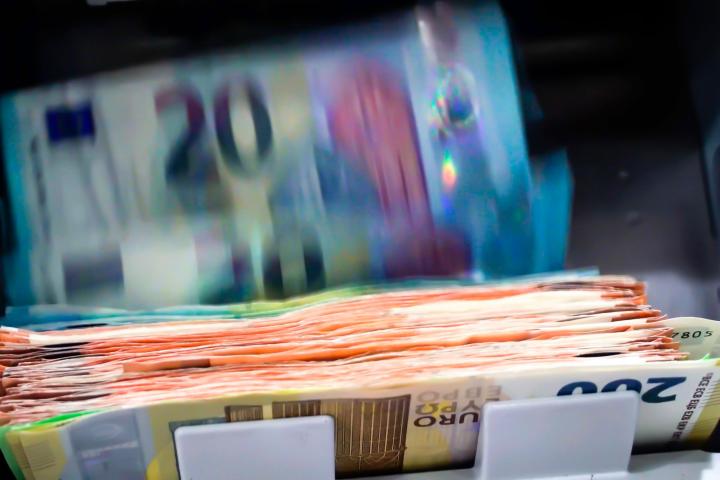 Imagen de archivo de una máquina contando billetes de euro.
