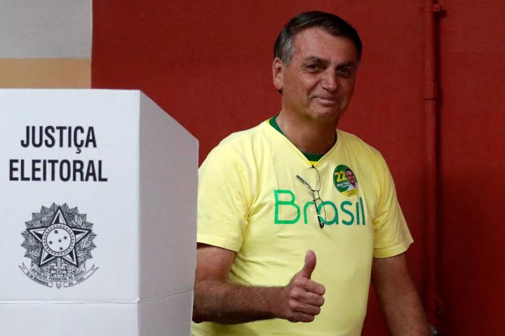 Jair Bolsonaro gesticula a la cámara después de votar este domingo en Río de Janeiro.