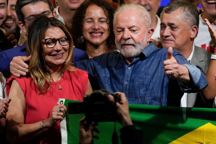 Lula da Silva celebra su victoria electoral después de su primer discurso público.
