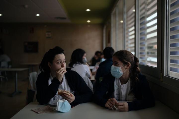Dos trabajadoras del Hospital de Huesca el día de la terapia de la risa para los sanitarios que han atendido a pacientes covid.