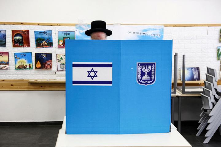 Un judío vota en las elecciones en Israel