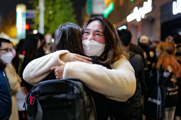 Una superviviente llora durante el homenaje a las víctimas en Seúl.