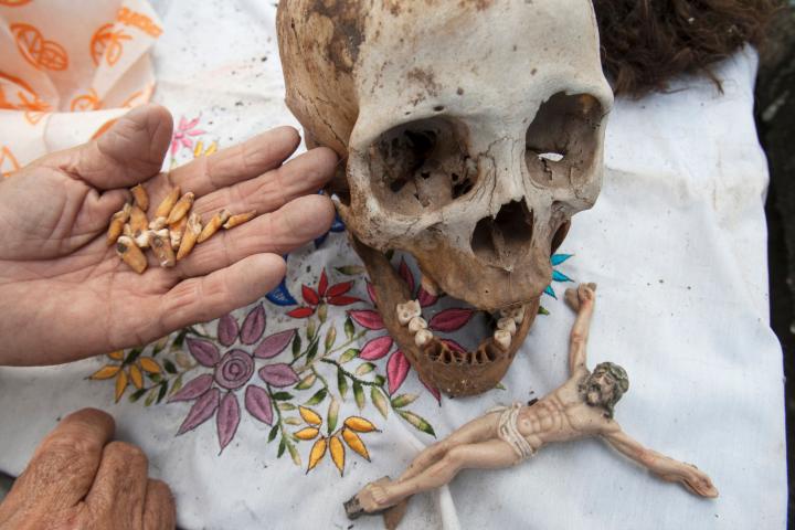 Un miembro de la comunidad maya homenajea a sus muertos en Pomuch, en la mexicana península del Yucatán, en 2013.