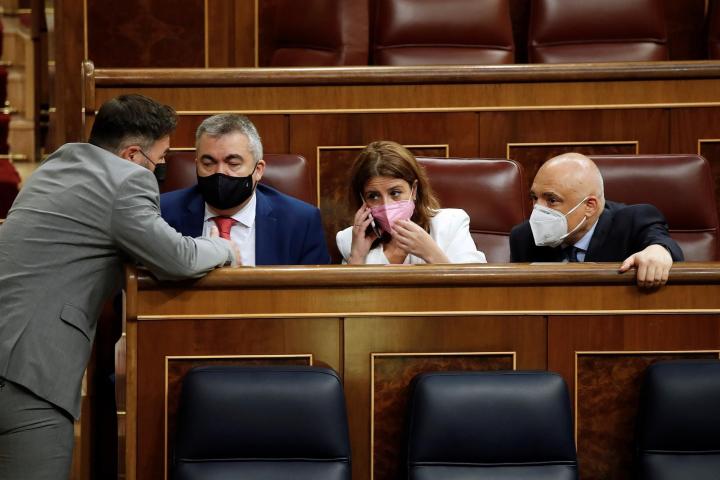 El portavoz de ERC, Gabriel Rufián, habla a la portavoz parlamentaria socialista, Adriana Lastra, y a Rafael Simancas, (dcha) este miércoles, en el Congreso.