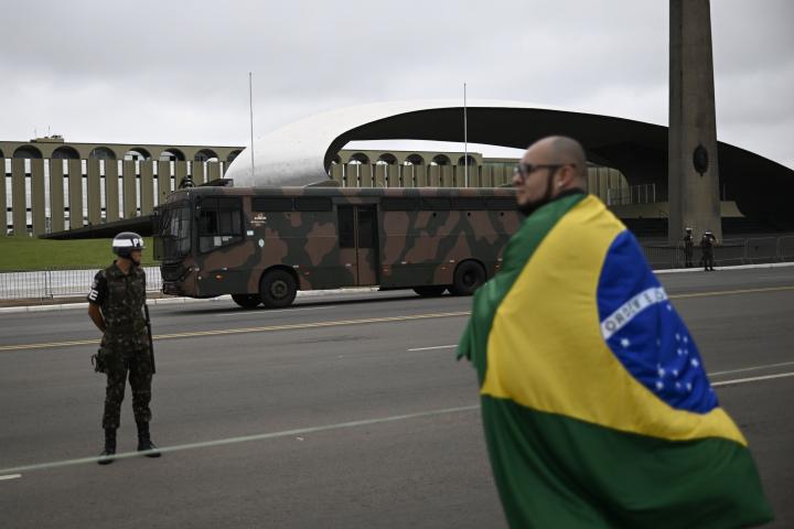 Un simpatizante de Bolsonaro en las protestas contra Lula en Brasilia. 