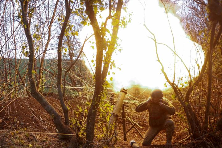 Un soldado ucraniano abre fuego de mortero desde una posición en el frente de Mykolaiv.