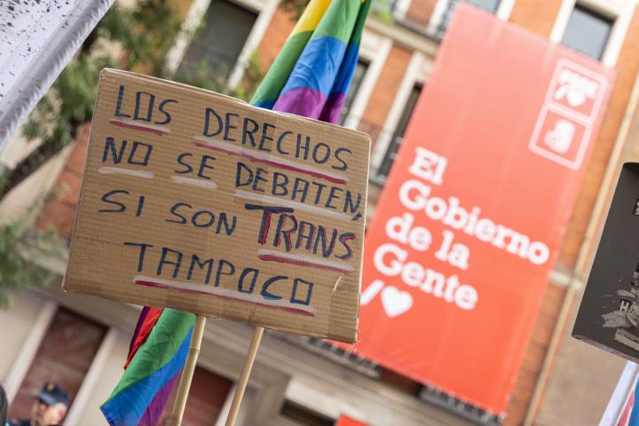 Protestas en la sede del PSOE en Madrid contra las enmiendas presentadas a la Ley Trans.