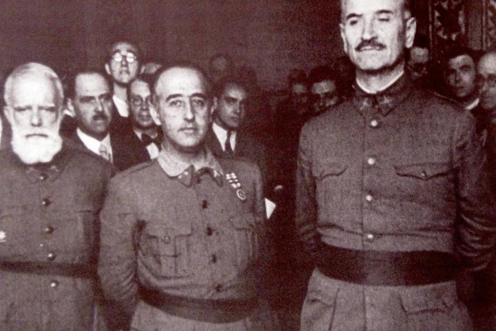 Queipo de Llano (derecha) junto a Francisco Franco y Miguel Cabanellas Ferrer en una fotografía tomada durante la Guerra Civil española
