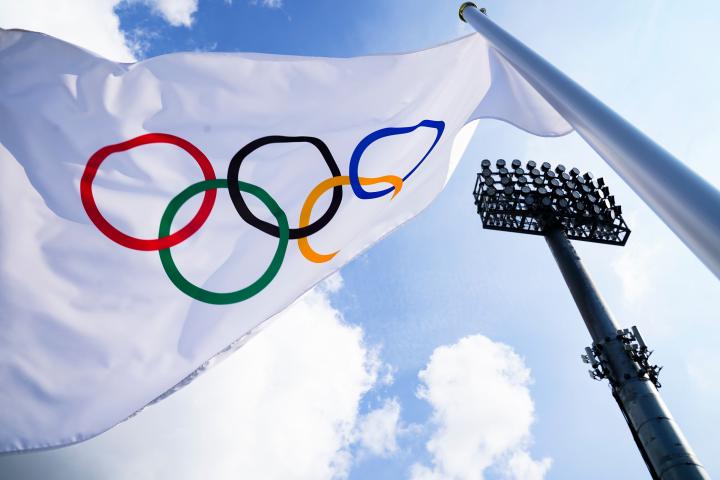 La bandera con los anillos olímpicos ondea en una cancha de hockey sobre césped en los Juegos Olímpicos de Tokio 2020, el viernes 23 de julio de 2021. (AP Foto/John Minchillo)