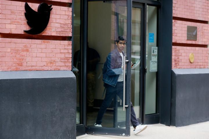 Un hombre abandona la sede de Twitter en Nueva York