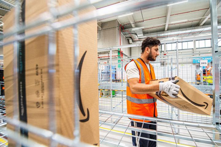 Un trabajador de Amazon en una planta de reparto en Bélgica