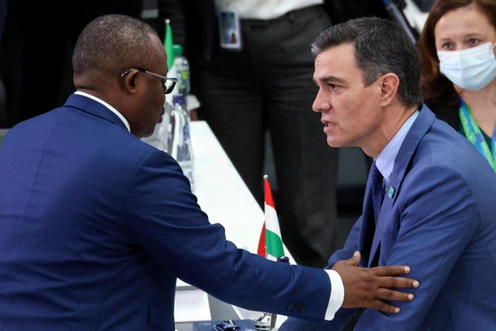 El presidente del Gobierno, Pedro Sánchez, y el presidente de Senegal, Macky Sall.