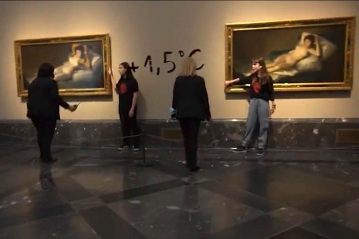 Captura de video del momento en el que dos activistas de la organización Futuro Vegetal se han pegado a los marcos de los cuadros de Goya en el Museo del Prado