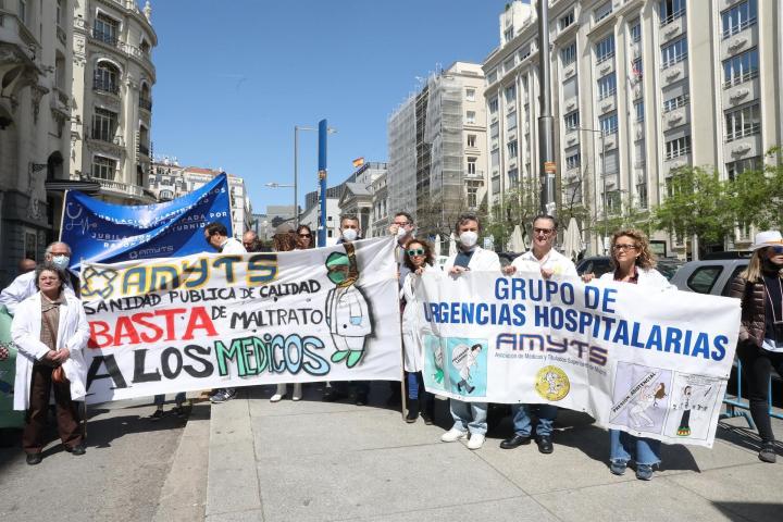 Varias personas, con pancartas de la Asociación de Médicos y Titulados Superiores de Madrid (AMYTS).