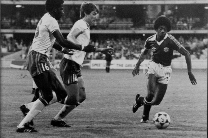 Salman, a la derecha, en un partido entre Inglaterra y Catar en 1981