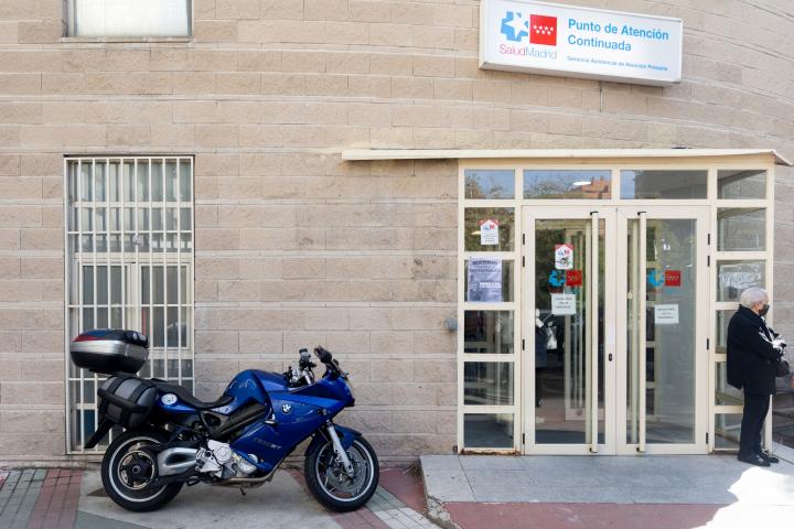 Una paciente espera en el antiguo SUAP de Federica Montseny (Puente de Vallecas, Madrid), ahora reconvertido en 'PAC', el 7 de noviembre de 2022.