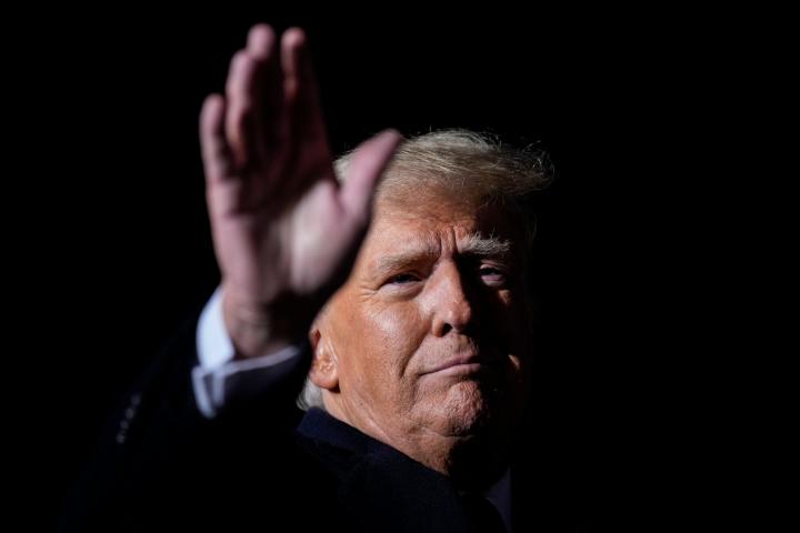 Donald Trump saluda durante su intervención en el acto de cierre de campaña en Ohio.