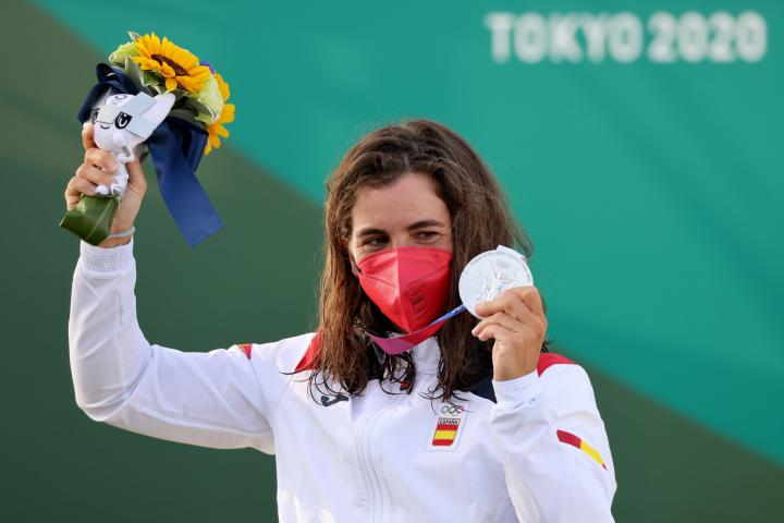 Chourraut mira encantada su medalla de plata en el podio