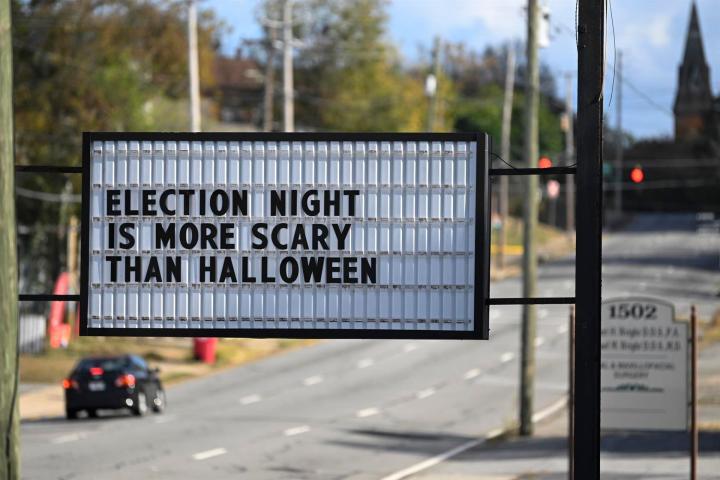 Un cartel recuerda a los votantes de Georgia que las elecciones son el 8 de noviembre