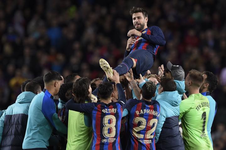 Los compañeros mantean a Gerard Piqué en su despedida del Camp Nou