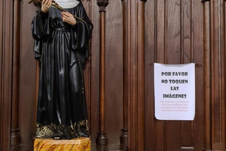 El cartel colgado junto a una virgen de la iglesia de Santiago, en Vigo.