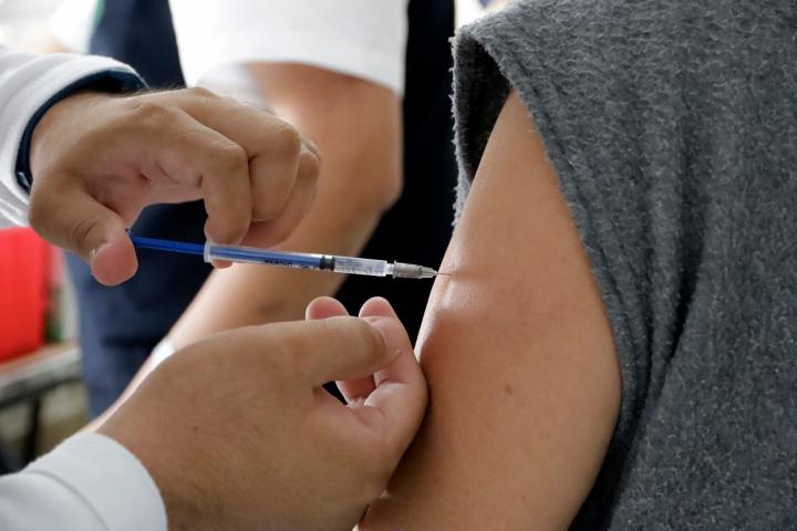 Un sanitario administra una dosis de la vacuna covid