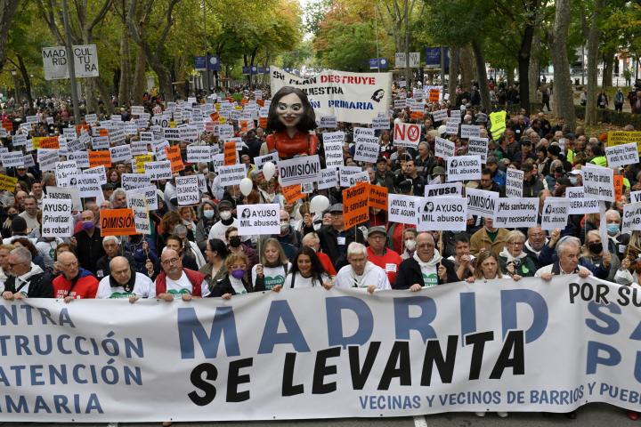 Miles de personas se manifiestan en defensa de la sanidad pública en Madrid. 