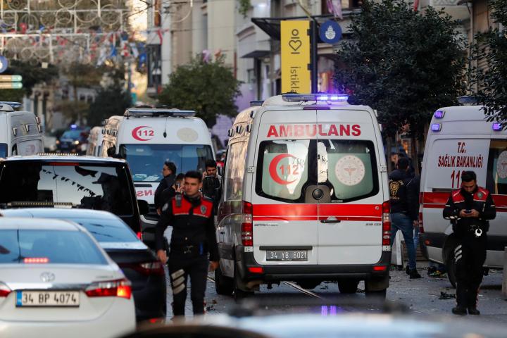 Una ambulancia llega al lugar donde se ha producido una explosión en la avenida Istiklal de la capital de Turquía, Estambul.