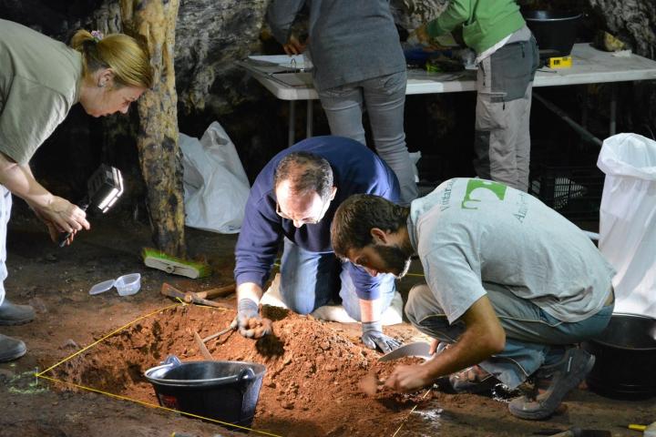 El equipo de investigadores en la cueva de Ardales, en Málaga.
