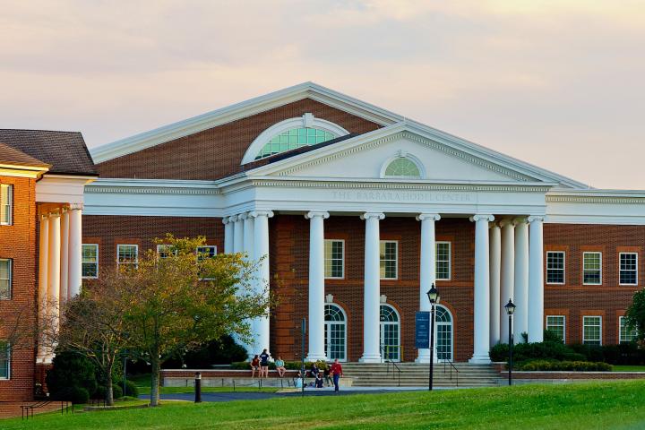 Vista de uno de los edificios del complejo del campus de la Universidad de Virginia. 