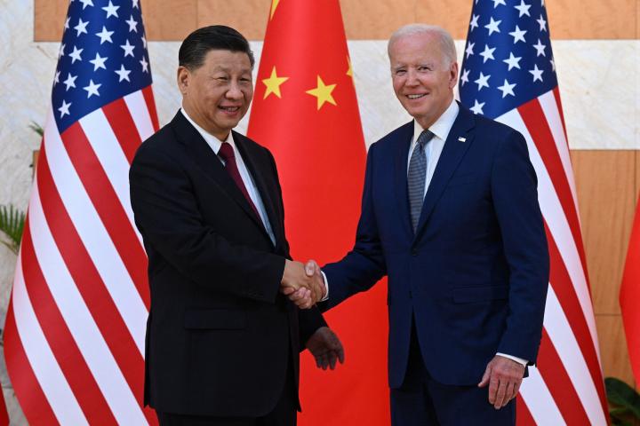Joe Biden y Xi Jinping se dan la mano antes de su reunión de hoy en Bali. 
