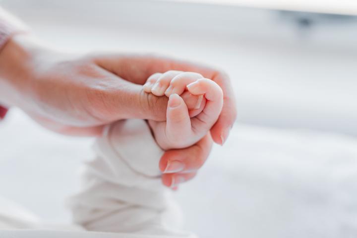 Imagen de archivo de la mano de un bebé.