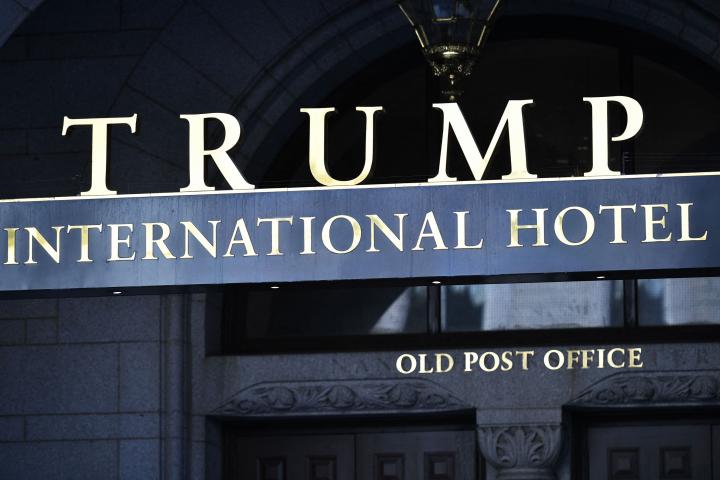 Cartel del Hotel Trump International en la entradad el establecimiento en Washington.