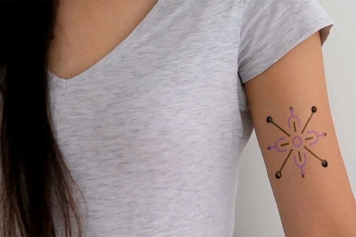 Imagen de un tatuaje inteligente en el brazo de una mujer
