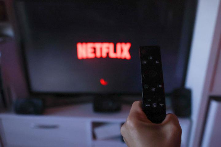 Un usuario se conecta a la plataforma Netflix en su televisión