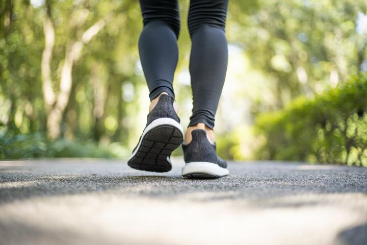 Caminar para adelgazar, es posible si se hace con constancia.