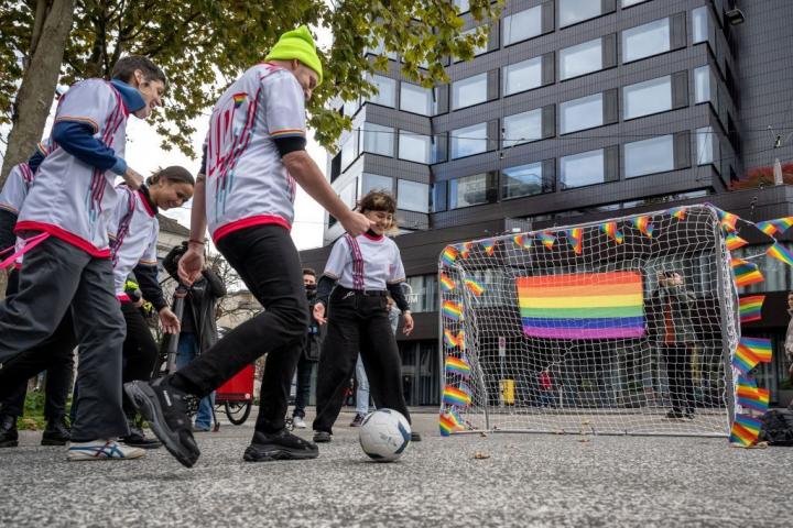 Protesta simbólica por los derechos LGBTI+ frente a la sede del Museo de la FIFA en Zurich.