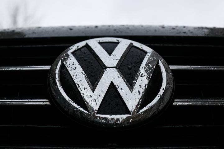 El logo de Volkswagen en un coche.