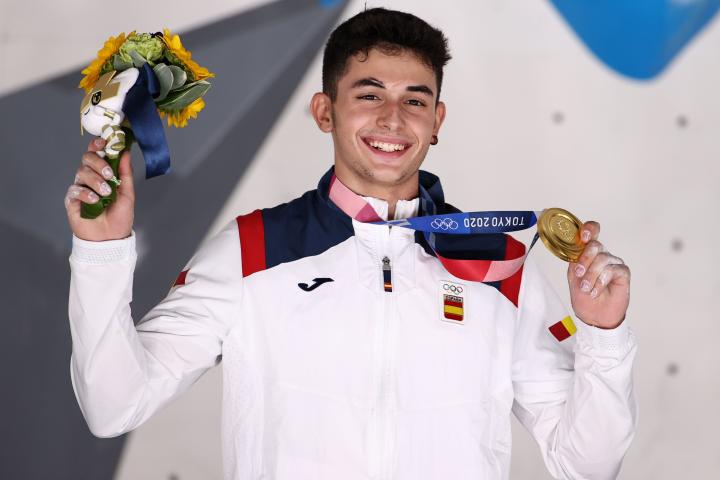Alberto Ginés luce su oro en el podio de los Juegos Olímpicos de Tokio.