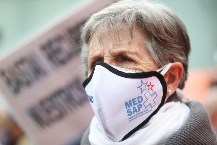 Una mujer lleva una mascarilla de la Mesa en Defensa de la Sanidad Pública  