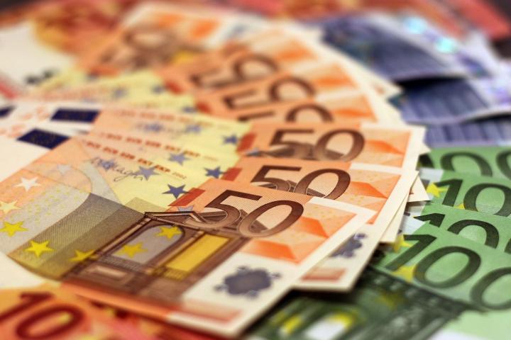 Billetes de 50 y 100 euros sobre una mesa